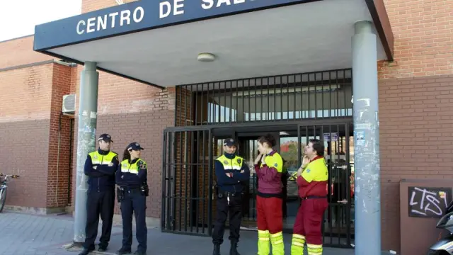 Policías y sanitarios permanecen a las puertas del centro de salud tras el ataque