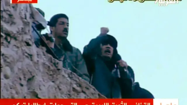 Muamar el Gadafi arenga a la población en Trípoli