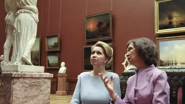 Doña Sofía y la esposa de Medvédev contemplan una obra del Museo Nacional ruso de San Petersburgo