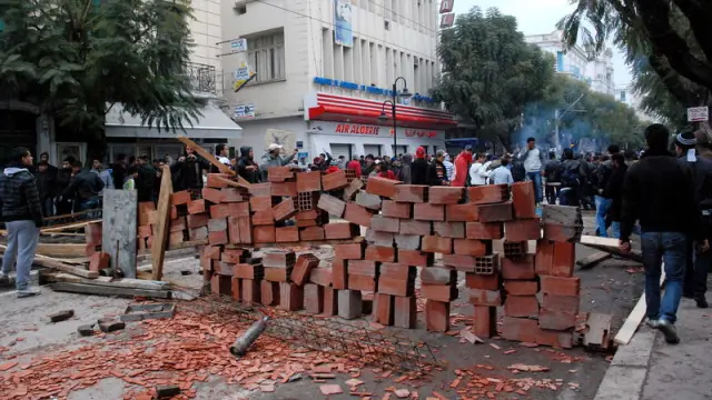 Barricada en las calles de la capital tunecina