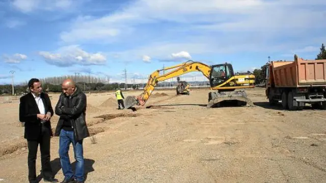 El alcalde Fernando Heras, a la izquierda, vio ayer sobre el terreno el inicio de las obras.