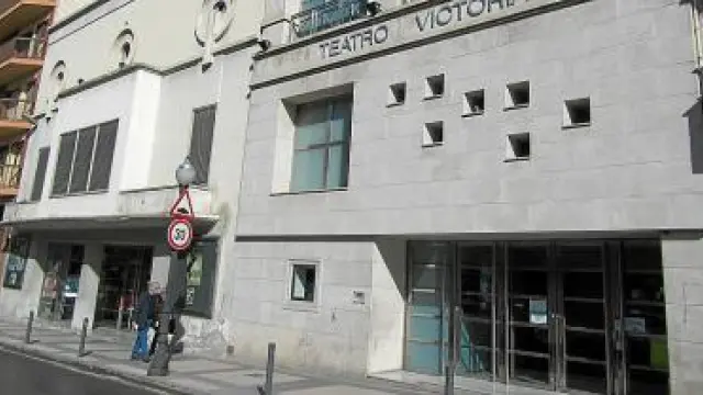 El teatro cine Victoria está anexo al centro escolar de Monzón.