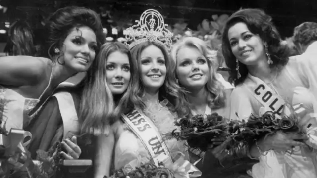 Foto de archivo del 22 de julio de 1974 de la modelo Amparo Muñoz (c) en el momento de ser coronada Miss Universo
