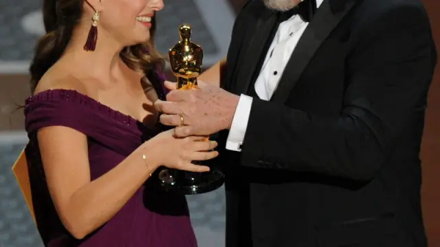 Natalie Portman recibe la estatuilla como mejor actriz principal de la mano de Jeff Bridges