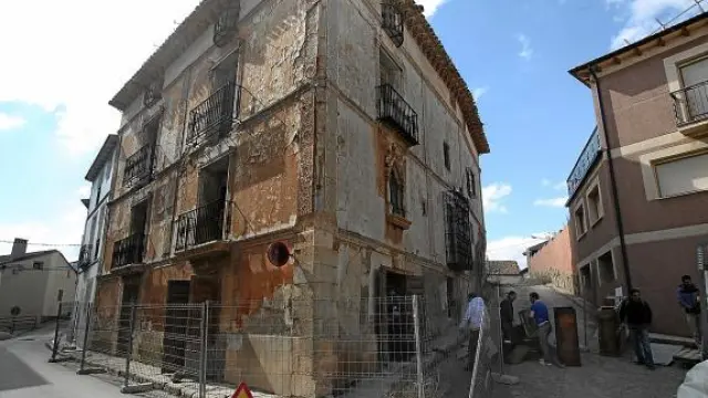 La demolición de la Casa Puértolas de Monreal del Campo -en la foto- comenzó ayer.