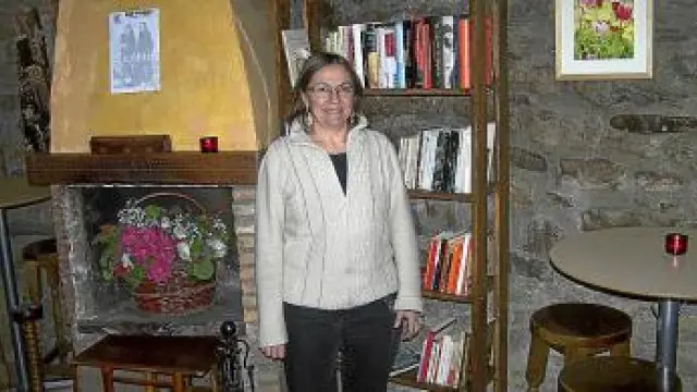 Rosa Monclús, junto a algunos de los libros que se intercambian.