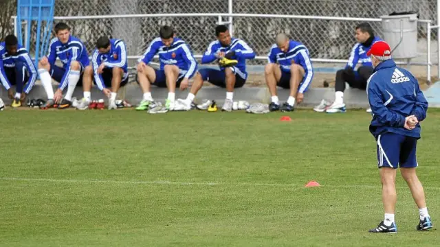 Aguirre observa el cambio de botas de sus futbolistas en la Ciudad Deportiva.