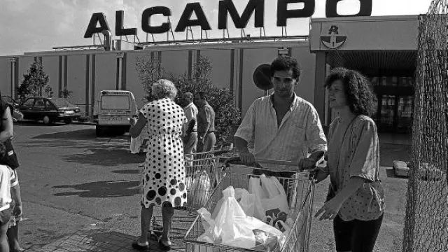 Clientes de Alcampo de Utebo el 4 de agosto de 1989, ocho años después de su apertura.