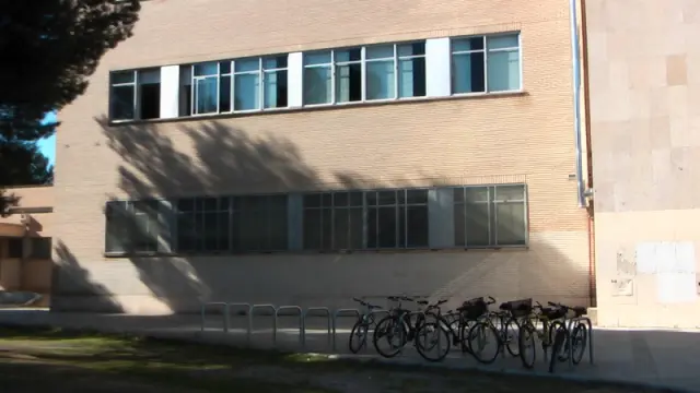 Ventanas abiertas (arriba, a la izquierda) en la Facultad de Medicina de Zaragoza