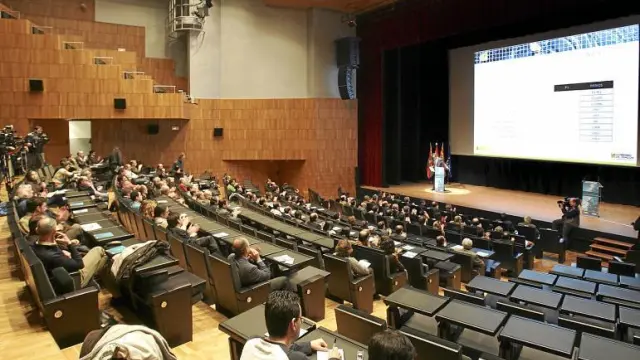 Un centenar de personas acudieron ayer a la puesta de largo del Plan Pirineos en el Palacio de Congresos de Huesca.