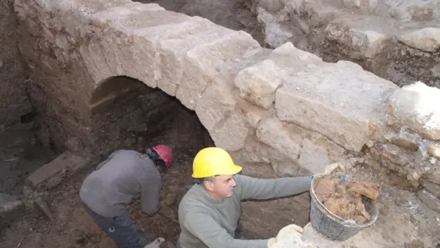 La excavación ha sacado a la luz uno de los canales de salida.