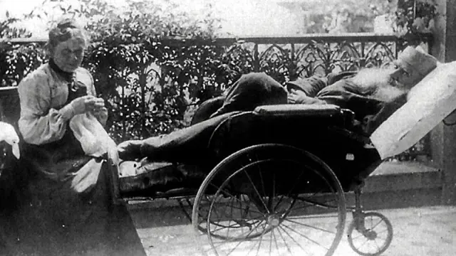 Una curiosa foto familiar, tomada en Crimea en 1902: Sonia y Leon Tolstoi, tumbado o dormido