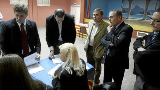 Representantes de ILD y el alcalde de Ontiñena -de claro- en la última firma, el 10 de febrero.