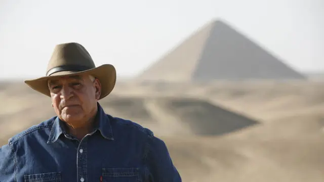 Zahi Hawass, en las pirámides de Giza