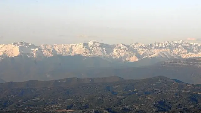 Las cumbres del Pirineo almacenan la mitad de nieve que en las mismas fechas de 2010.