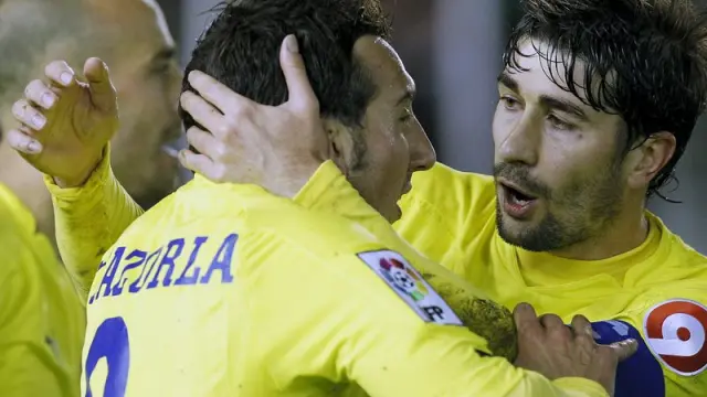 Cani (Dcha.) abraza a su compañero del Villarreal, Cazorla