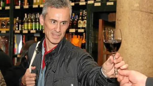 Un visitante recibe una copa de vino de Bodegas Pirineos.