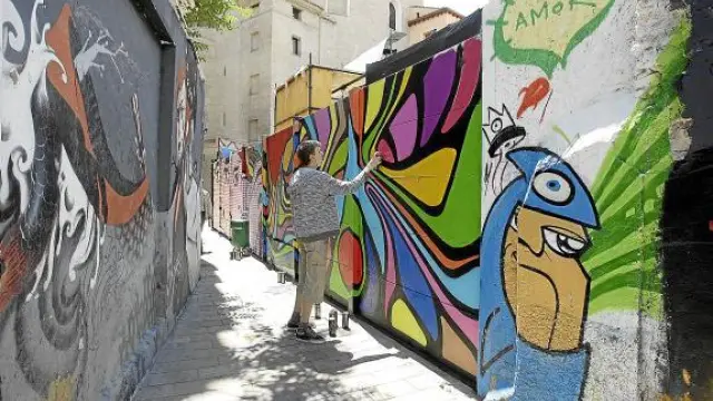 Uno de los participantes del 5º Asalto, trabajando en un muro de la calle Estébanes.