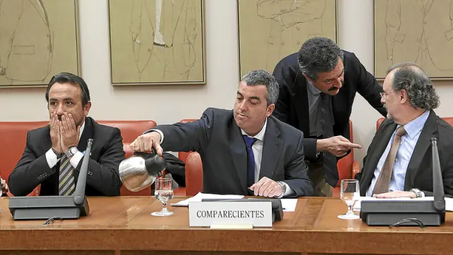 El abogado y el presidente de Anadir, Enrique Vila y Antonio_Barroso, junto a los diputados Ayala y Cuesta.