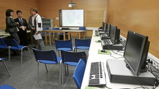 Responsables municipales ayer en el aula de informática del centro cívico del Perpetuo Socorro
