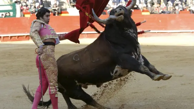 El diestro Morante de la Puebla durante la lidia del primer toro de su lote