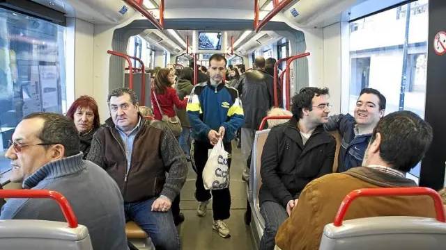 Primeros usuarios del tranvía de Zaragoza