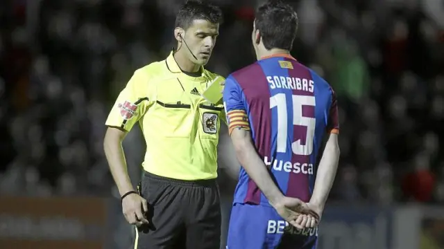 El capitán del Huesca, Joaquín Sorribas, protesta al árbitro extremeño Gil Manzano la tarjeta que le enseñó y que ahora recurrirá el club.