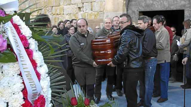Torre de Arcas. Compañeros, amigos de toda la vida de Torre de Arcas y familiares se encargaron de portar el féretro con los restos mortales de Rafael Andreu Omella a la salida de la iglesia.