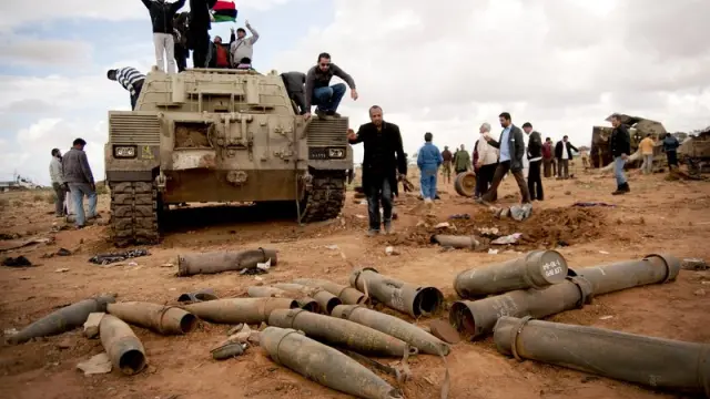 Carros militares de Gadafi dañados por los bombadeos de la aviación francesa.
