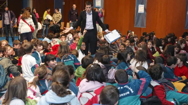 Unos 300 escolares aragoneses participaron en una actividad sobre el uso del agua en el Centro Cívico Almozara (Zaragoza).