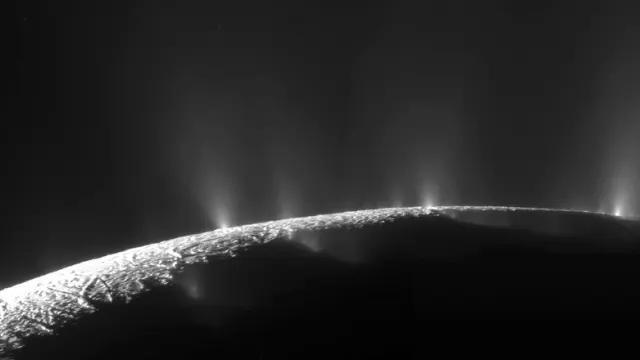 Espectacular imagen de los géiseres de la luna de Saturno Encélado fotografiados por la sonda Cassini en el año 2009