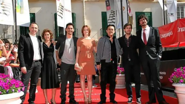 García Velilla (primero por la izquierda), con el equipo de 'No lo llames amor... llámalo X', en la alfombra roja.