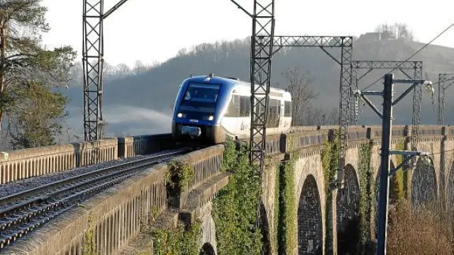 Un tren regional circula por el renovado tramo Pau-Olorón, que se reabrió al tráfico en enero.