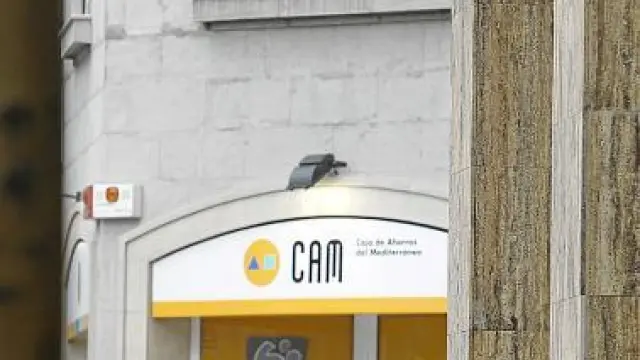 Sucursales de CAM y Cajastur en Oviedo.