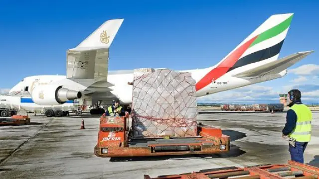 Maniobras de carga de un Boeing 747 Jumbo de la compañía Emirates en el aeropuerto de Zaragoza.