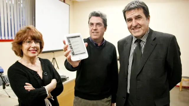 Pilar Navarrete, Javier Villar y Ramón Miranda, en la presentación de los 'e-books'