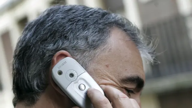 Un hombre habla por su teléfono móvil