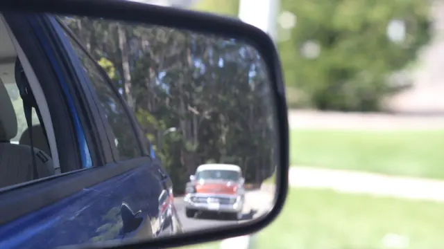 El espejo retrovisor de un coche refleja otro coche. Una excusa perfecta para hablar de óptica