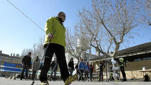 Juan Bazán, de Aragón Aventura, durante la demostración de 'nordic walking' que realizaron ayer en Huesca.