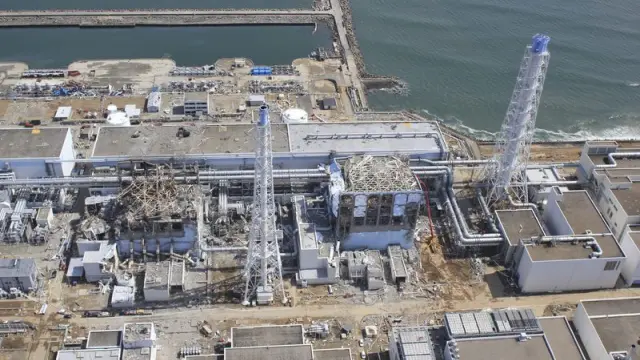 Vista aérea de las unidades dañadas en la central de Fukushima