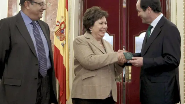 La Defensora del Pueblo, María Luisa Cava, entrega las quejas a José Bono.