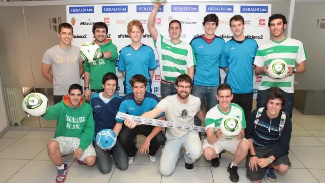 Los equipos premiados de Aficiona2, recogen sus regalos en HERALDO DE ARAGÓN