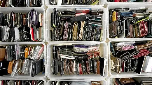 En la oficina municipal de objetos perdidos almacenan actualmente todas estas carteras y billeteras.