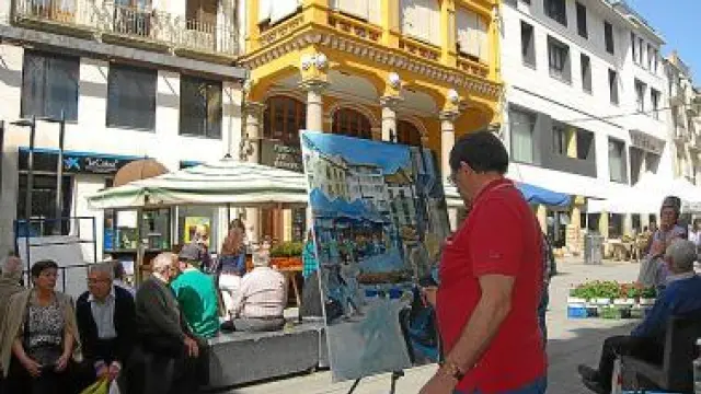 Uno de los pintores participantes en la plaza del Mercado.