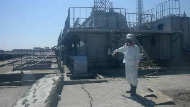 Un trabajador de la central de Fukushima toma muestras de agua en el reactor 2