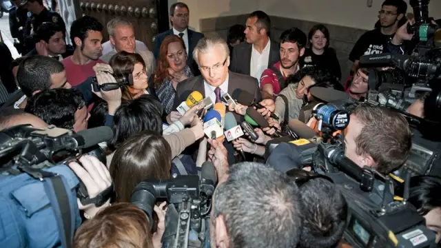 Baltasar Garzón atiende a los medios a su llegada a la Facultad de Derecho de Granada