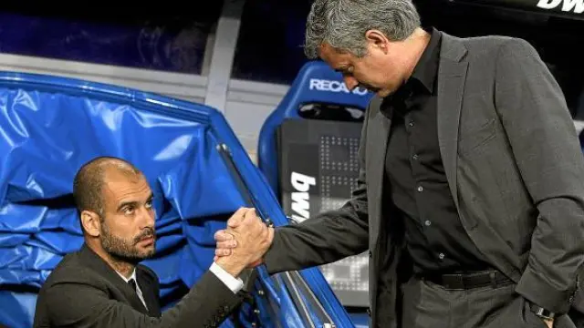 Mourinho y Guardiola se saludan poco antes del último clásico en el Bernabéu.