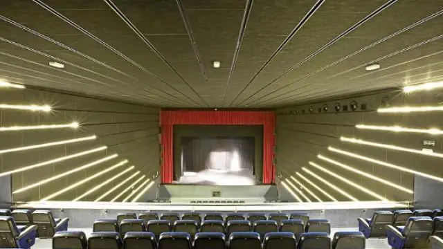 La sala principal cuenta con 320 butacas que se distribuyen entre platea y anfiteatro.