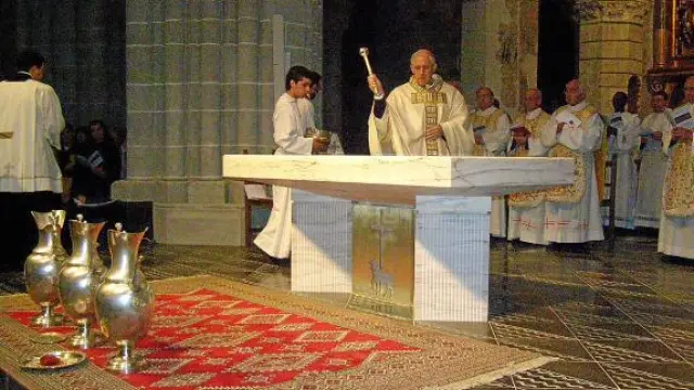 El obispo de Tarazona, Eusebio Hernández, bendice el altar mayor de la catedral.
