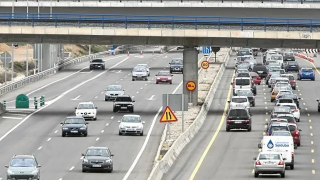 El tramo de la autovía de Madrid que discurre junto a Plaza soportó ayer retenciones de tres kilómetros durante casi toda la mañana.
